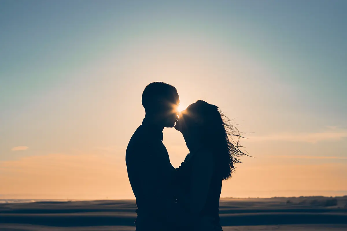 Photo de couple couché de soleil et bord de mer